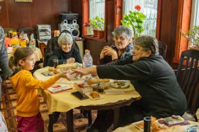  Жителите на село Бродилово отбелязаха Бабинден в пенсионерския клуб