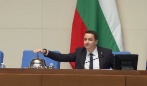 Явор Божанков опита да „председателства“ Народното събрание, но беше свален