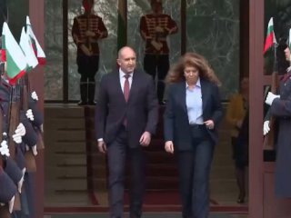 На живо: Радев предаде поста на Йотова