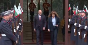 На живо: Радев предаде поста на Йотова
