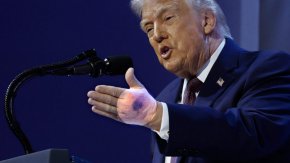 Какво стои зад синината на ръката на Тръмп: кардиолог проверява фактите в думите му