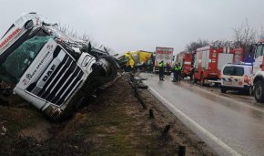   Тежка катастрофа с 3 камиона и кола на главен път Е-79, има загинал 