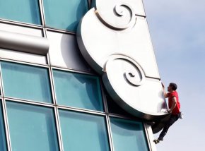 Алекс Хонълд изкачи без осигуровка небостъргача Taipei 101