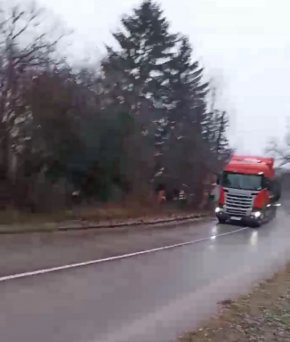   Камиони над 12 т хвърчат през населено място: Видео на деня