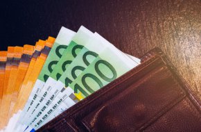 Заплатата за издръжка в България: 799 евро на месец за един работещ, 1 438 евро за тричленно семейство: КНСБ