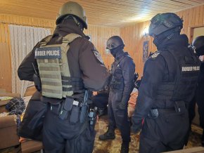 16 задържани български и чужди граждани в ОПГ за каналджийство