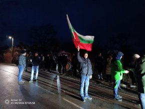 Протест срещу преминеването на камиони над 12 т. по път 8103 в селата от Маловското корито: Фото на деня