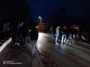 Протест срещу преминаването на камиони над 12 т. по път 8103 в селата от Маловското корито: Фото на деня