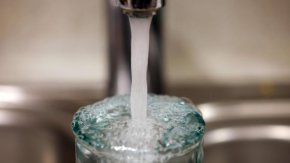 Нитрати в чешмяната вода и преработените меса увеличават риска от деменция с до 10%