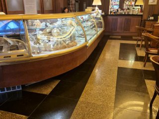 И ДА, И НЕ! Гранд кафе празнее и откъм витрина, и откъм публика