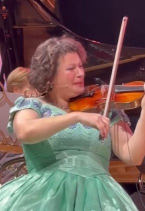  Кремена  Минева, бг цигуларка в оркестъра на Андре  Риу, свири през сълзи "Моя страна,моя България"  