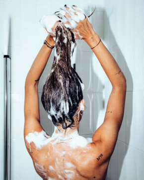 Защо е добре да оставяте шампоана да подейства по-дълго