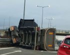 Камион се обърна на Северната тангента 