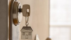 Брокерка въвлича жени с психични заболявания в имотни измами, осъден приятел заплашва журналисти