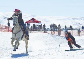Дивото съчетание на коне и ски дебютира като демонстрационен спорт през 1928 г.