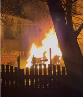 Запалиха колата и вратата на къщата на кмета на Бистрица 