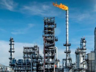 $102 удари нефтът след израелски удари по 30 хранилища, САЩ недоволстват