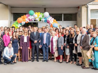 1-ва английска гимназия рекламира Радев предизборно