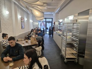 И ДА, И НЕ! Най-големият кроасан в София и провинциална младеж в Robin