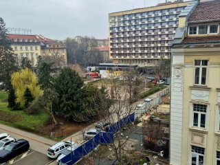 Парк става паркинг в сърцето на София, докато Трайков министерства