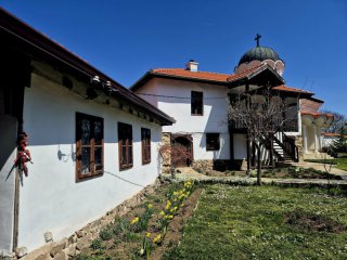 Клисурският манастир е като дом, но с 2 черкви досами София (ФОТОГАЛЕРИЯ)