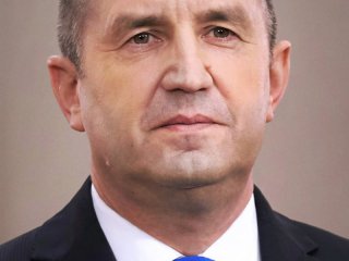 Въпреки резултата на Радев, предсрочни избори са възможни, ако не мине стрес-тестове: Руска телевизия
