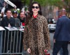 Ан Хатауей блести в Michael Kors Collection на прожекция в Ню Йорк
