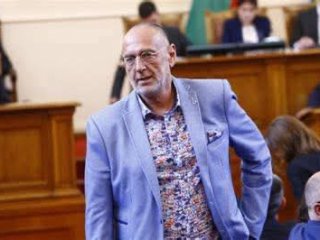 Любен Дилов-син не се закле като депутат заради инсулт 