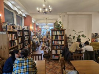 ДА! Брауни №1, ройбос с портокал и кактус, пиано и много книги в Bookstore Cafe'