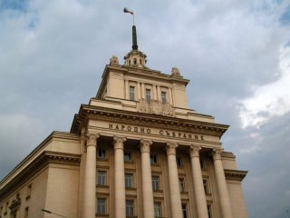 Свински котлет и шницел по €2 и по-евтина шопска: Соц.цени за депутатите в стола на НС 