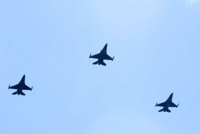 За първи път над София прелетяха изтребители F-16