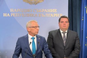 Осакатяват опозицията чрез новия правилник: Денков