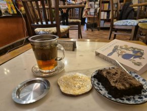 ДА! Брауни №1, ройбос с портокал и кактус, пиано и много книги в Bookstore Cafe'