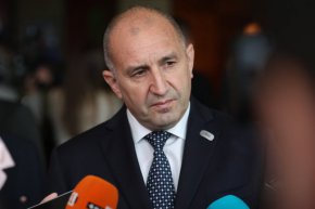 Радев договаря с Макрон доставка на 3D радари и ново поколение гаубици 