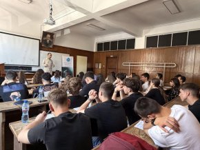 Екопрограма събра ученици и студенти в СУ в дискусия за AGI по Еразъм+
