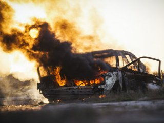 Запалиха коли на българското посолство в Скопие