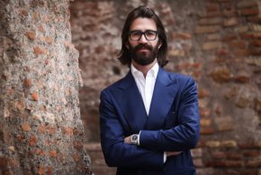 Семейна битка за империята Ray-Ban: Наследник предлага 11,5 млрд. долара, за да изкупи дяловете на брат си и сестра сиСемейна битка за империята Ray-Ban: Наследник предлага 11,5 млрд. долара, за да изкупи дяловете на брат си и сестра си