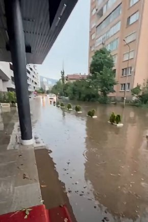 100 сигнала в Столичната община след мощната буря вчера: наводнени улици, подлези, паднали дървета 