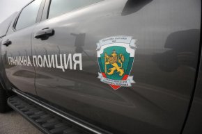 Кола на Гранична полиция се преобърна от удар в мантинела край пътен възел Бинека