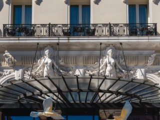 Оригами птици украсиха фасадата на Hôtel de Paris Monte-Carlo