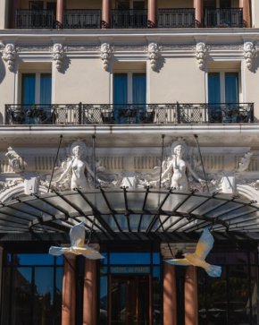 Оригами птици украсиха фасадата на Hôtel de Paris Monte-Carlo