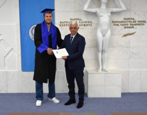  Везенков получи дипломата си за магистър в НСА