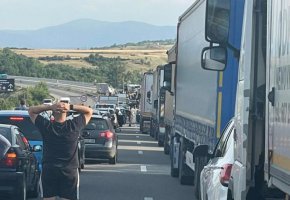 Катастрофа блокира АМ Струма при Долни Диканя 