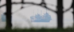 Американски танкер пламна на пристанище в Египет след удар