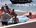 Лодка с мигранти шокира плажуващи в Испания