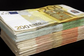 Минималната заплата ще надхвърли 700 евро чак през 2029 г. : МФ с прогноза