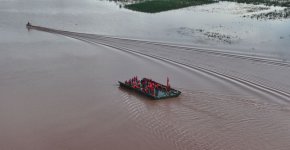 Спасители с лодки и понтон евакуират жители от откъснати села в Южен Китай, над 15 500 души са изведени