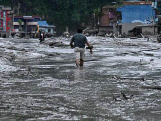 Огромно преградно езеро с над 2,5 млн. куб. м вода прелива, има риск от нова разрушителна вълна в Непал