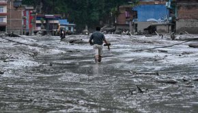 Огромно преградно езеро с над 2,5 млн. куб. м вода прелива, има риск от нова разрушителна вълна в Непал