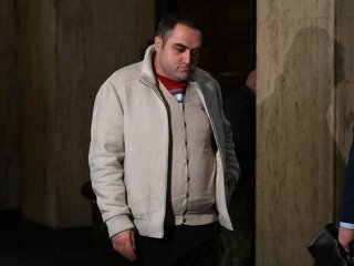 Уволненият за камери в тоалетните Ал. Евтимов е назначен за зам.-директор в друго училище 